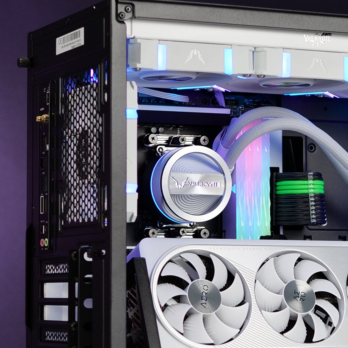 Valkyrie Dragonfang 240 White i montuar në pjesën e sipërme të një kase PC